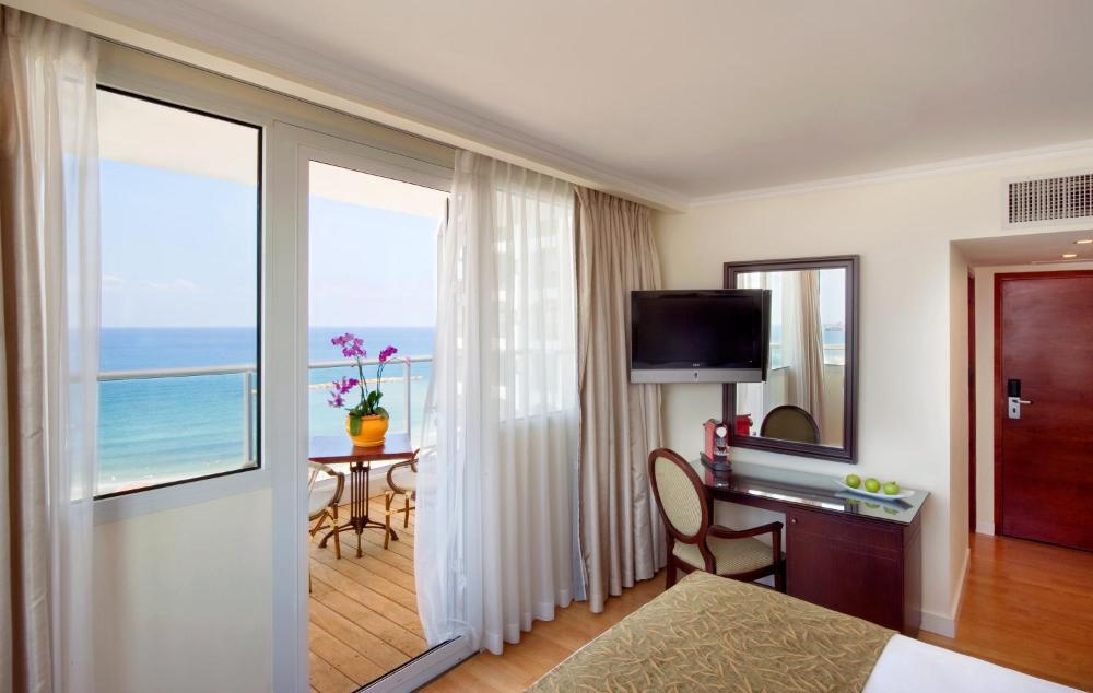 Deluxe Double Room with Balcony interior